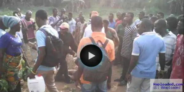Photo: Couple Caught Kissing And Having S*x At OAU Ile-Ife Gate